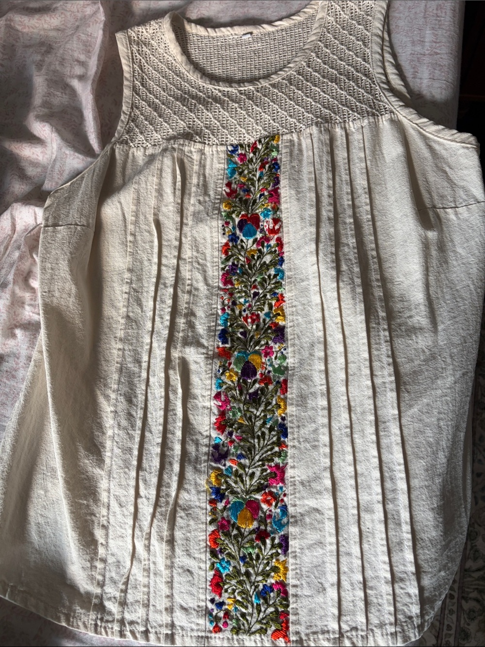 Embroidered Floral Cable Knit Sleeveless Sweater - White